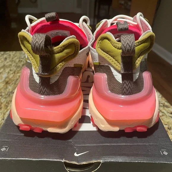 Women’s Nike React Vision Siren Red Workout Sneakers - Picture 3 of 12